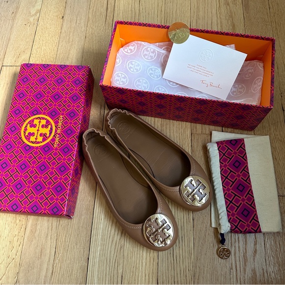TORY BURCH MINNIE TRAVEL BALLET FLATS WITH METAL LOGO IN ROYAL TAN AND GOLD - Picture 4 of 9